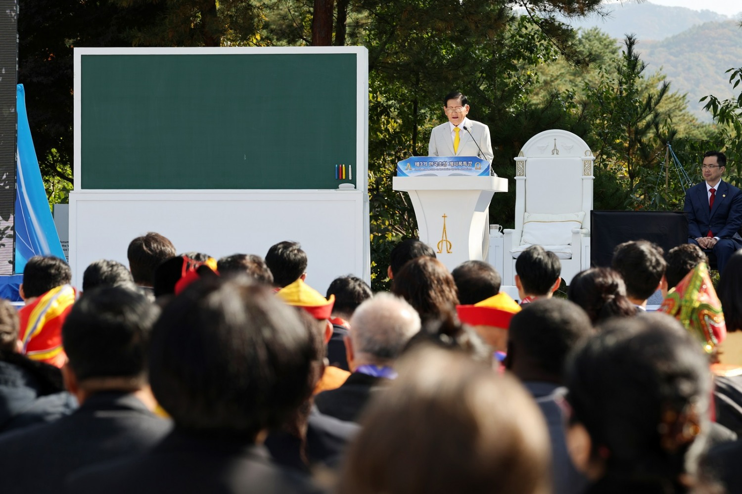 11월 1일 고성에서 열린 ‘제3기 만국초청 계시록특강 종강식’에서 이만희 신천지예수교 총회장이 평화의 가치를 지키는 영적지도자로 거듭나야 한다고 강조하고 있다. (신천지예수교회 제공)
