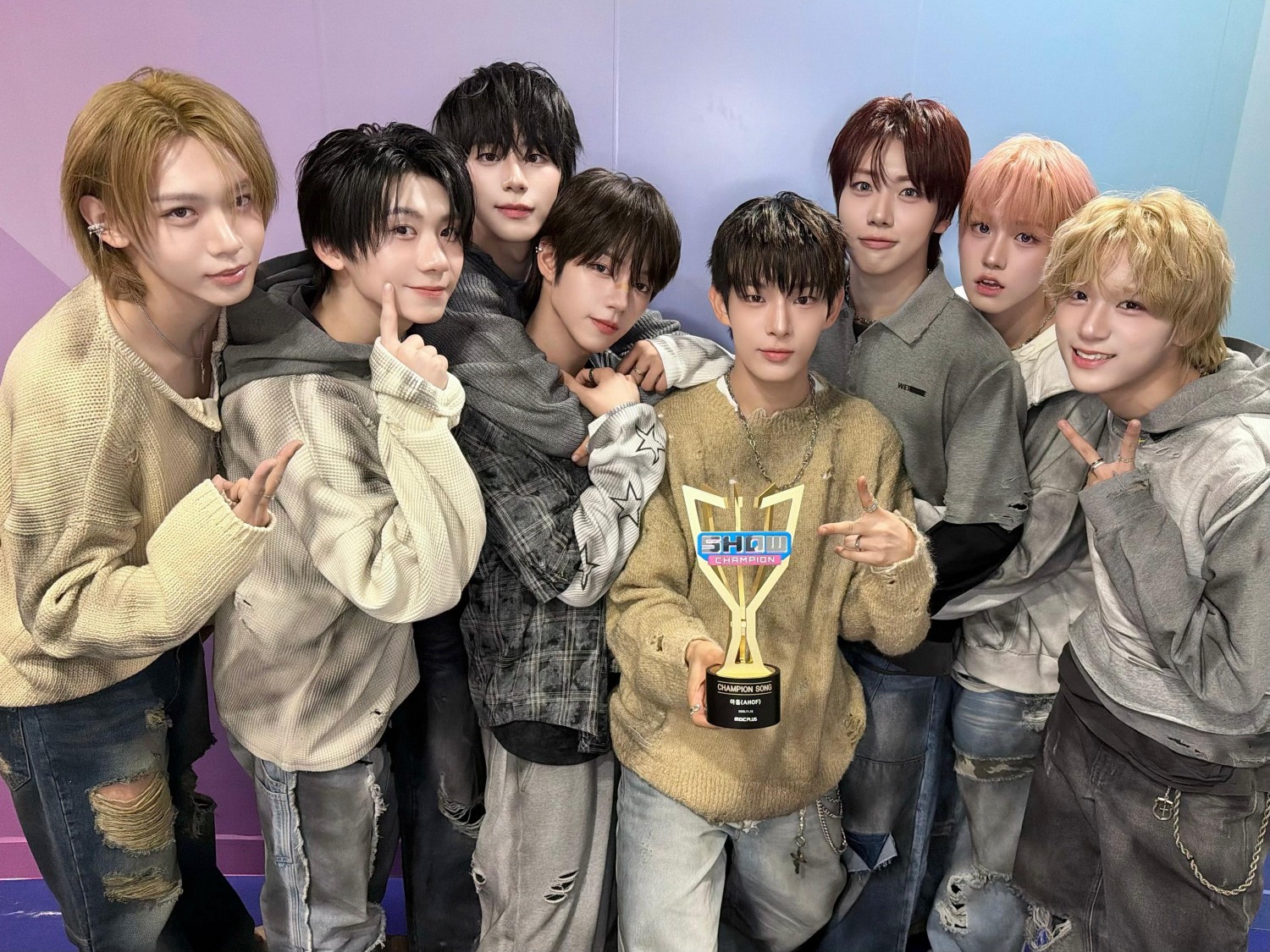 아홉, 본격 음악방송 트로피 사냥⋯'더쇼'→'쇼! 챔피언' 연달아 1위 차지