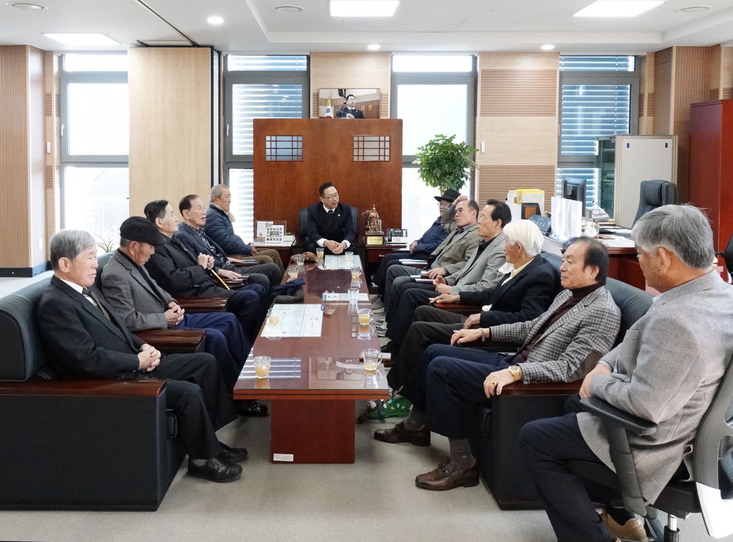 아산시의회는 14일 의정동우회 회원들과 의장실에서 간담회를 갖고 지역 현안과의정 발전 방안을 논의했다. (아산시의회 제공)