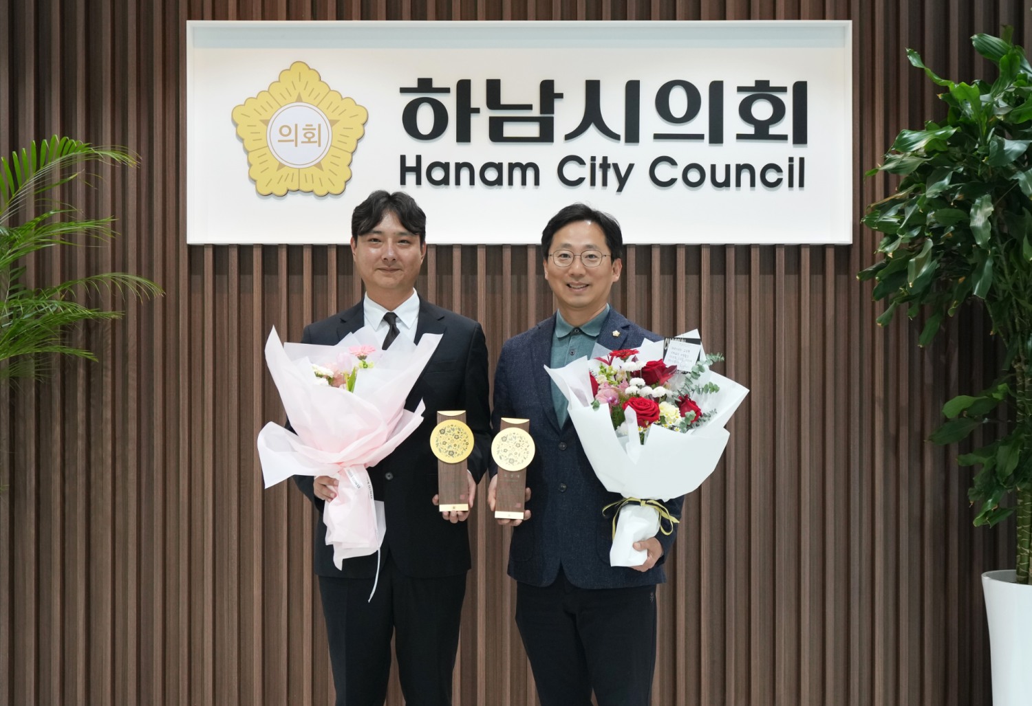 경기동부권시‧군의장협의회 제12회 의정활동 우수의원 수상,오승철의원(오른) 임종복 정책지원관