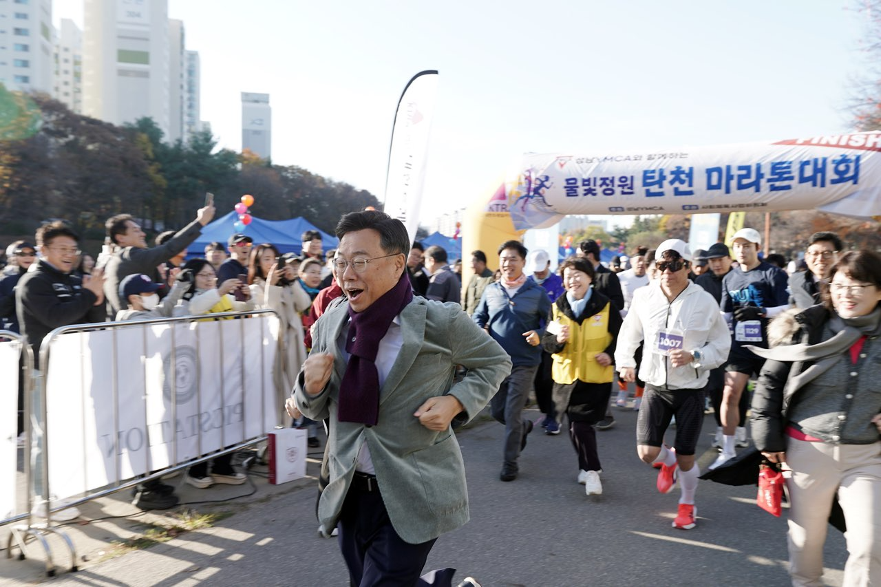신상진 성남시장과 물빛정원 탄천마라톤대회 참가자들