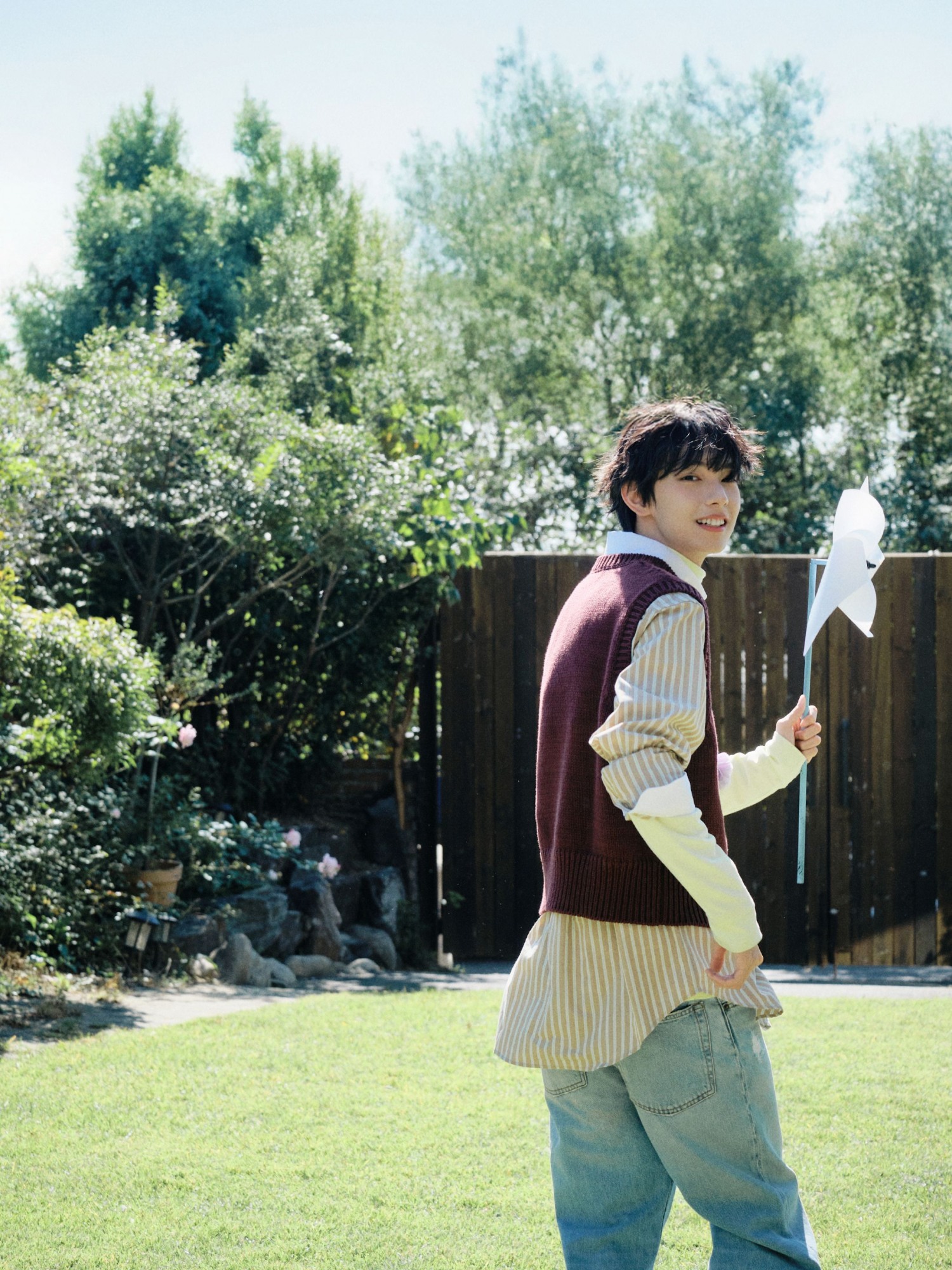 최립우, 싱글 앨범 ‘SWEET DREAM’ 콘셉트 포토 최초 공개…맑은 소년미 가득