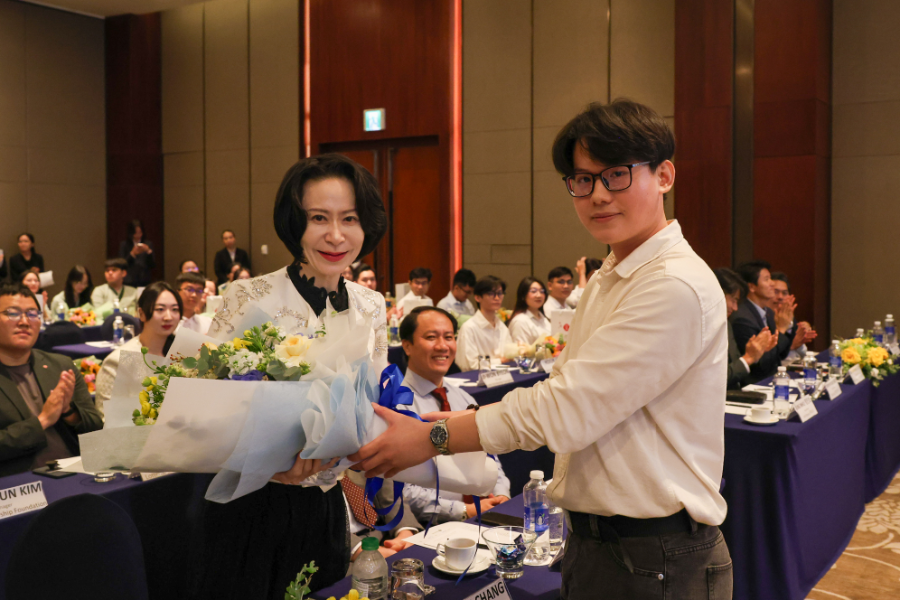 롯데장학재단, 베트남 주요 10개 대학에 장학금 전달…16년째 지원