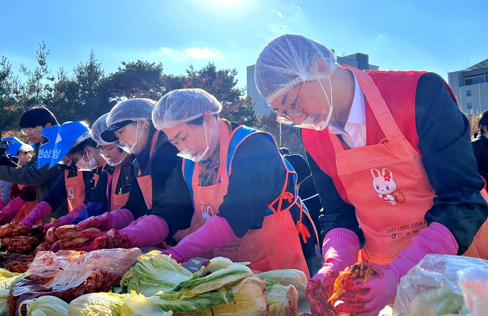 11월 21일 KBS전주방송총국 시민녹지광장에서 열린 '2025 사랑의 김장나눔 축제'에서 ㈜하림 임직원들이 마스크와 위생모를 착용하고 정성껏 김장 김치를 버무리고 있다. 사진=(주)하림