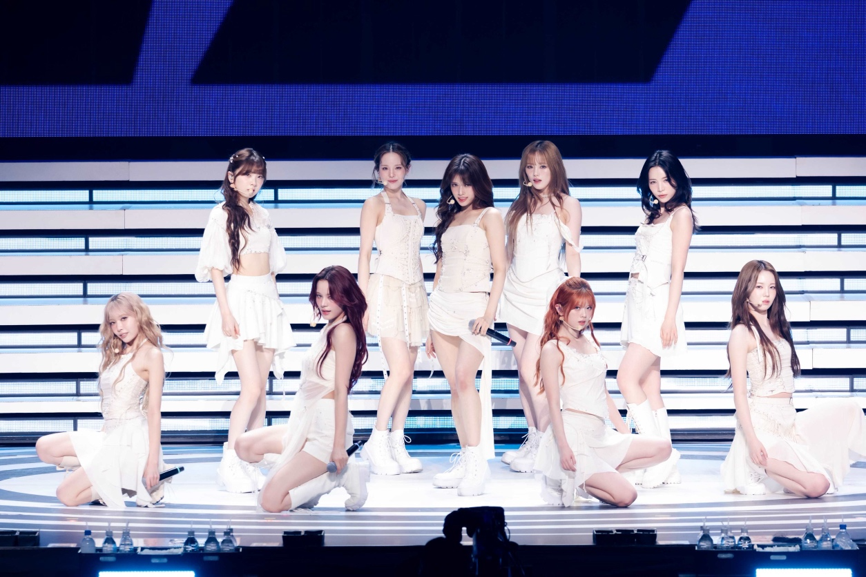 NiziU, 日 도쿄 부도칸서 네 번째 투어 피날레…약 3개월간 8만 관객 모객