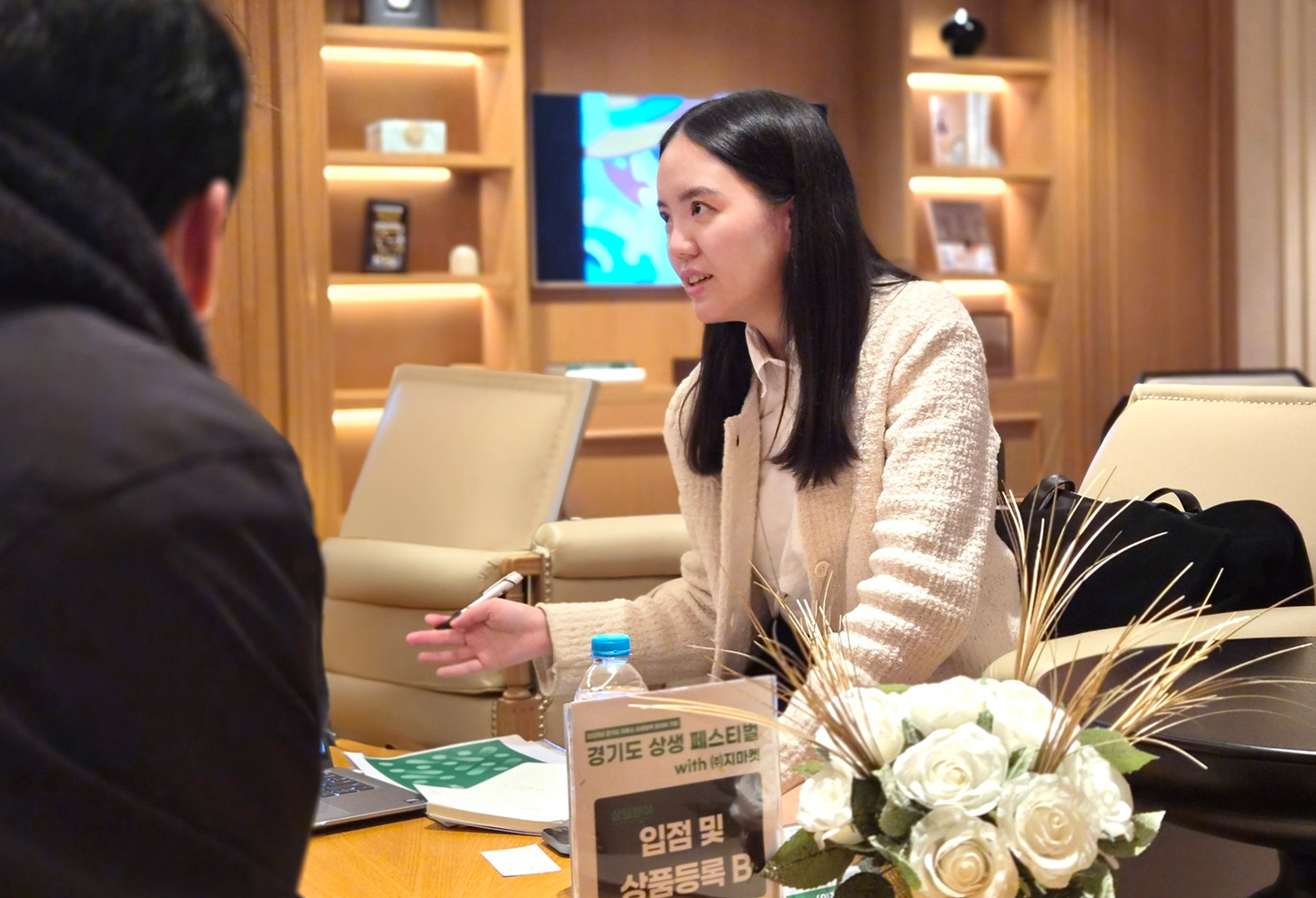 11월25일 신세계남산에서 열린 경기도 중소셀러 판매컨설팅에서 G마켓 MD가 무료 상담을 진행하고 있다.