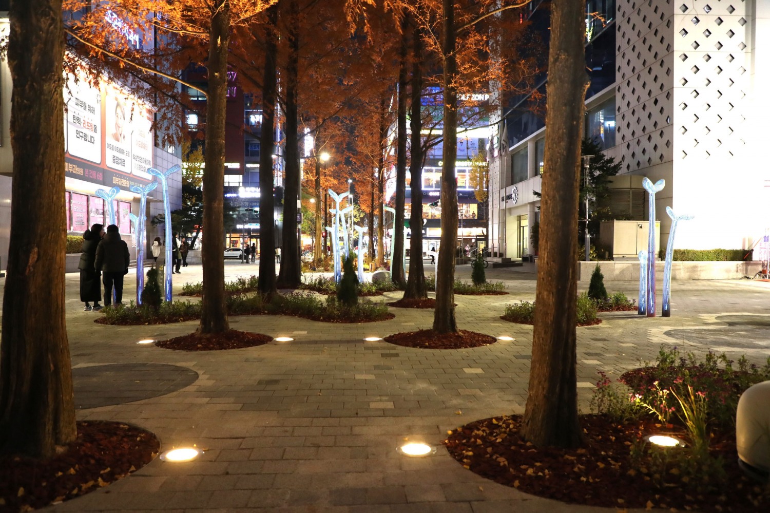 바닥 조명이 새롭게 설치된 서현역 공공공간의 모습