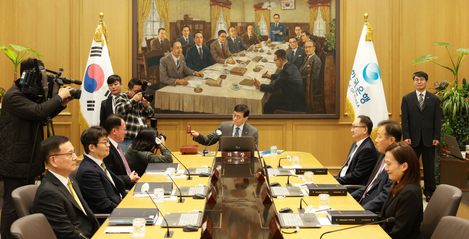 (종합) 이창용 "추가 인하, 동결 가능성 모두 열어놀 필요...금융안정 고려시 기준금리 중립 수준"