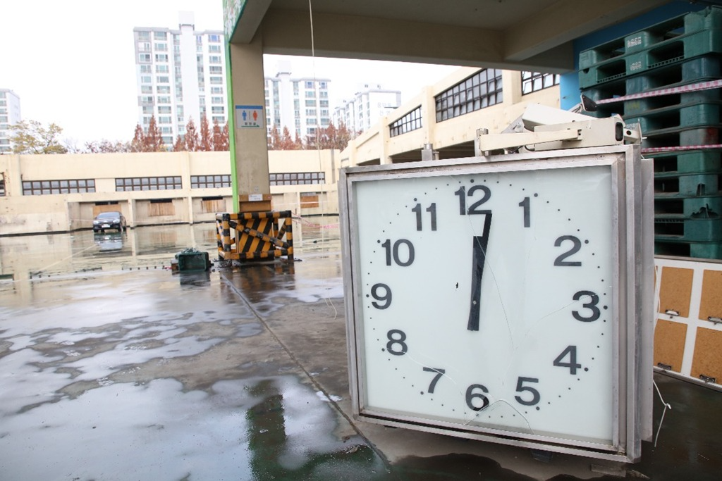 농수산물도매시장 사고 이후멈춘 시계 (안양시 제공)