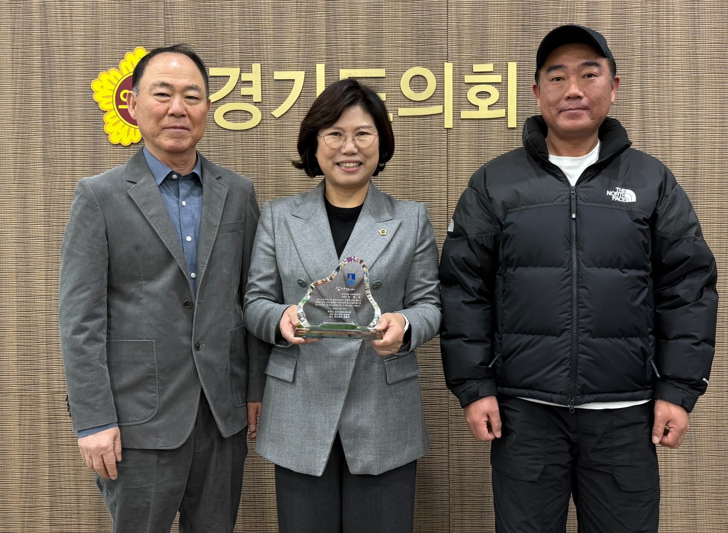 이애형 경기도의원,수원시 농수산물도매시장에서 감사패 수여 (경기도의회 제공)