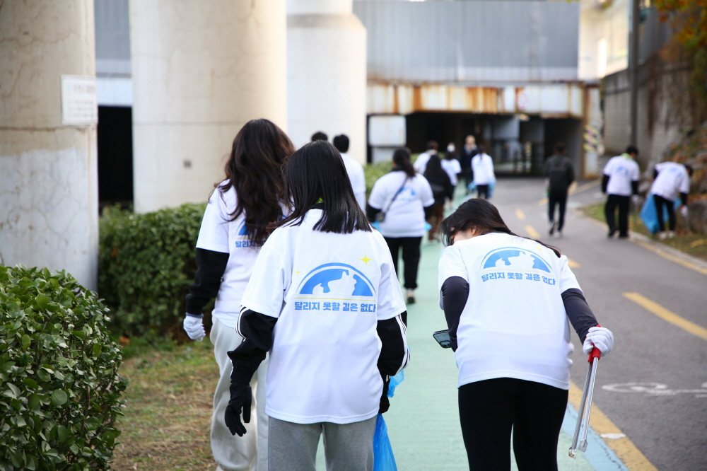지난달 29일 지구런이 ‘일상생활 환경 지킴 러닝’ 캠페인에서 플로깅을 하고 있다. (지구런 제공)