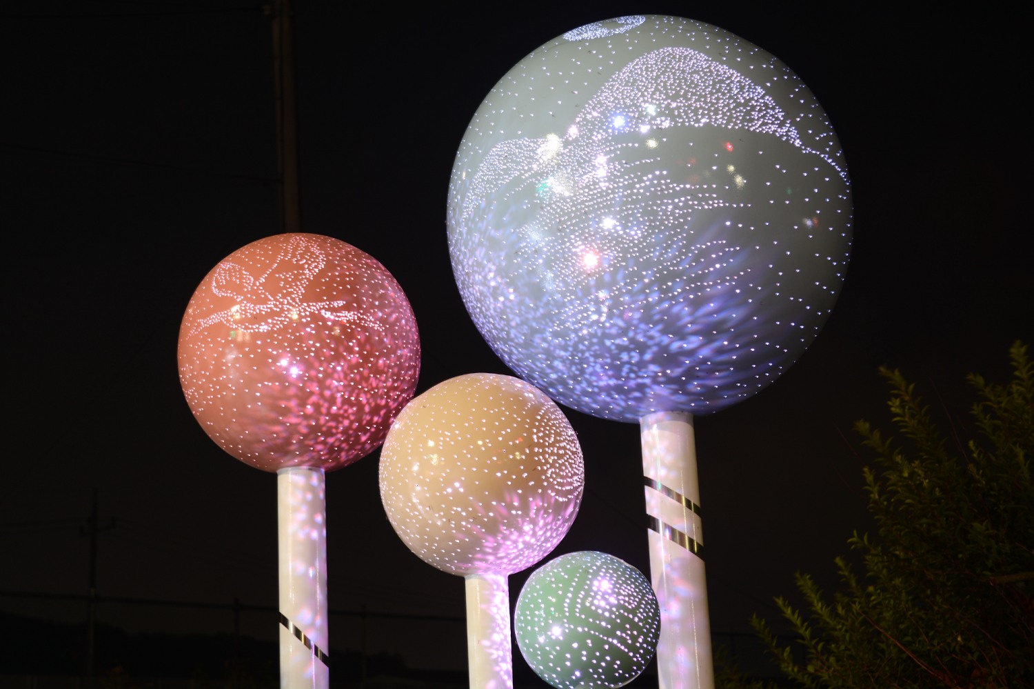 심학산 빛의 거리에 설치된 미디어아트 조형물