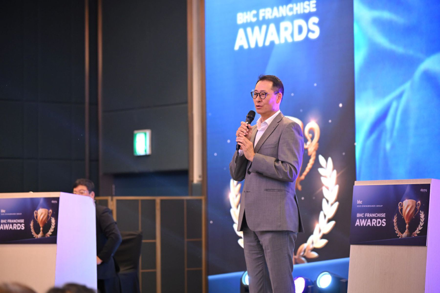 bhc, 2025 bhc 프랜차이즈 어워드에서 송호섭 대표이사가 인사말을 하고있다.