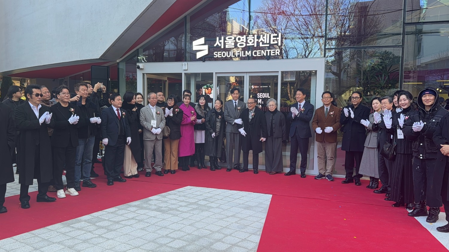 서울영화센터 개관 제막식 현장. 서울시장과 배우, 영화감독 등 영화계 주요 인사들이 제막식 후 함께 기념 촬영을 하고 있다.