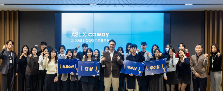 3일 서울 구로구 지타워 코웨이 본사에서 열린 ‘코웨이 대학생 산학협력 프로젝트’ 최종 발표회에서 문석환 코웨이 사업관리실장(앞줄 가운데)과 수상 학생들이 기념촬영을 하고 있다.