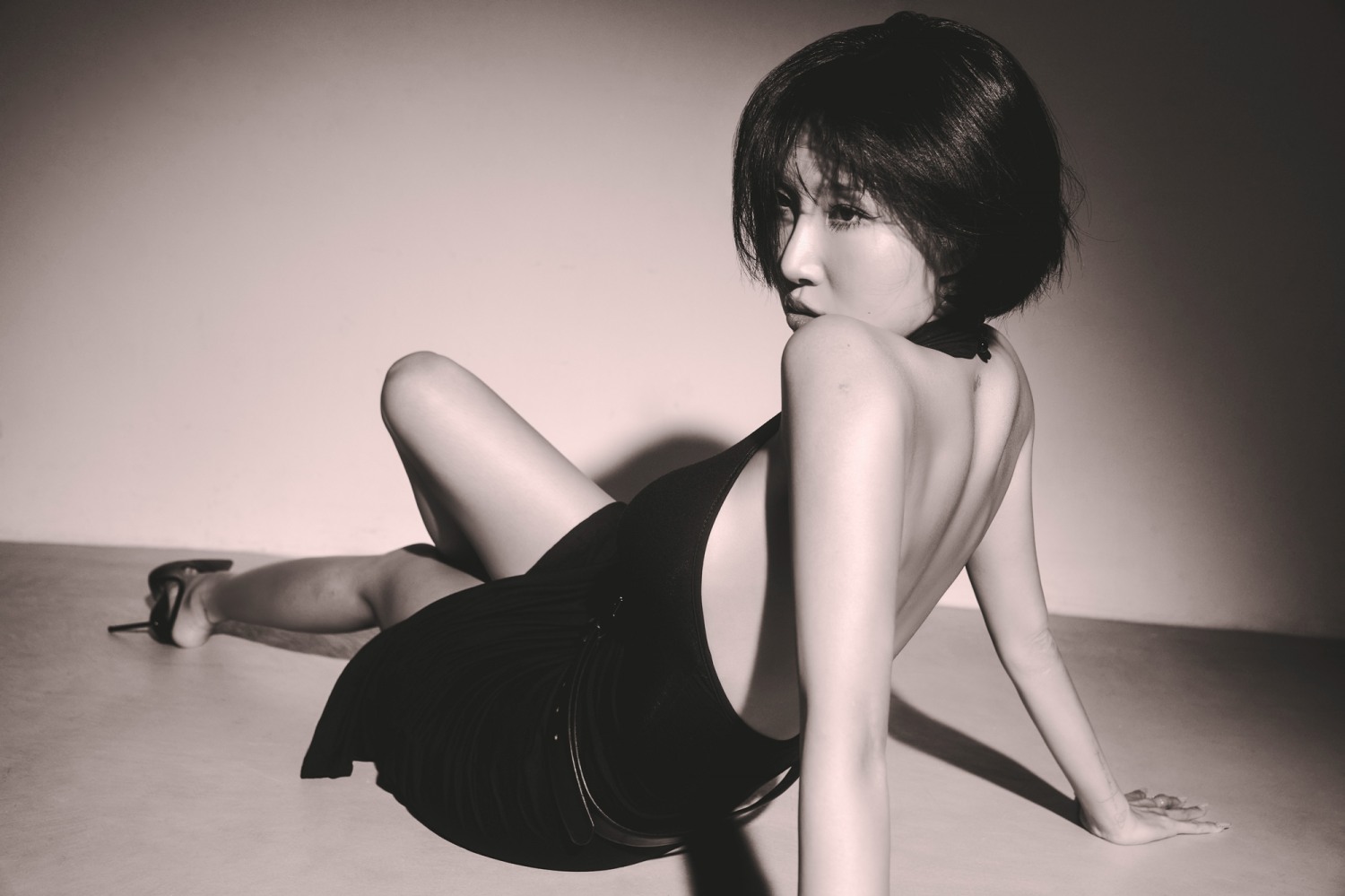 화사, 2026 시즌 그리팅 콘셉트 포토 3종 공개…매혹적인 비주얼로 팬심 저격