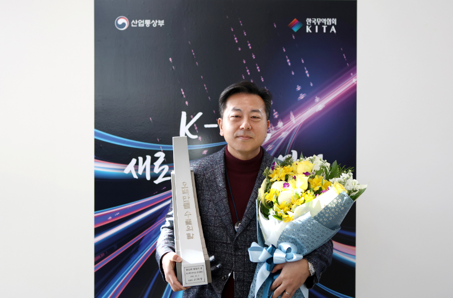 (지난 4일 서울 삼성동 코엑스에서 열린 ‘제62회 무역의 날 기념식’에서 권순구 코스맥스바이오 해외영업본부장이 수출의 탑 수상 기념사진을 촬영하고 있다.)