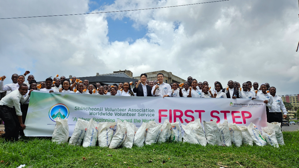 지난 6일 제7회 ‘빛과 소금 거리 청소 봉사’에 참여한 성도들이 음바야니 거리를 청소하고 기념하고 있다. (신천지 바돌로매지파 말라위지역 제공)