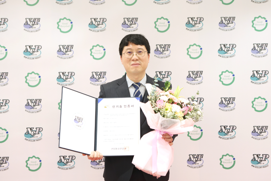 (지난 10일 서울 용산구에서 열린 ‘2025 신기술실용화 촉진대회’에서 박천호 코스맥스비티아이 R&I 유닛장이 기념사진을 촬영하고 있다.)