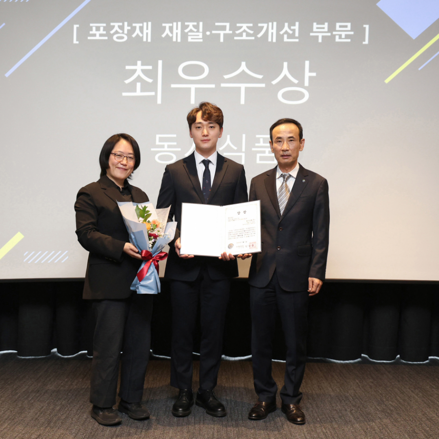 동서식품이 ‘2025년도 순환경제 ESG 패키징 공모전’에서 포장재 재질·구조 개선 부문 최우수상을 수상했다. 12월 11일 오전 서울 양재동 L타워에서 열린 ‘2025년도 순환경제 ESG 패키징 공모전’ 시상식에서 (왼쪽부터) 동서식품 이경희 팀장, 최동현 사원, 한국환경공단 정재웅 이사가 기념촬영을 하고 있다.