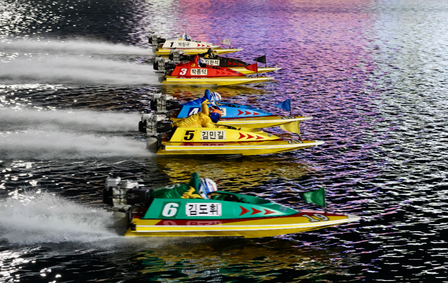 2025 그랑프리 경정 결승전에 진출한 선수들이 플라잉스타트로 경주를 시작하고 있다.