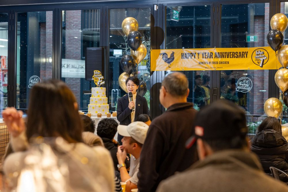 남화연 다이닝브랜즈그룹 해외사업본부 전무가 bhc 캐나다 1호점 오픈 1주년 기념식에 참석해 기념사를 하고있다.