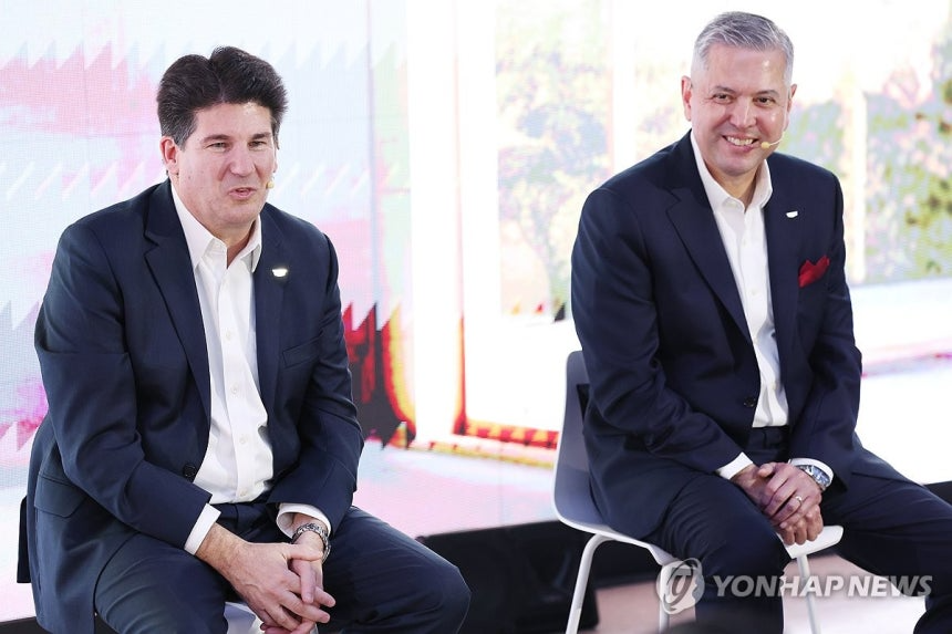 19일 오전 서울 강남구 앤헤이븐에서 열린 캐딜락 '에스컬레이드 IQ' 출시 행사에서 존로스 글로벌 캐딜락 부사장(왼쪽)과 헥터 비자 레알 GM한국사업장 사장 겸 CEO가 취재진의 질문을 듣고 있다.