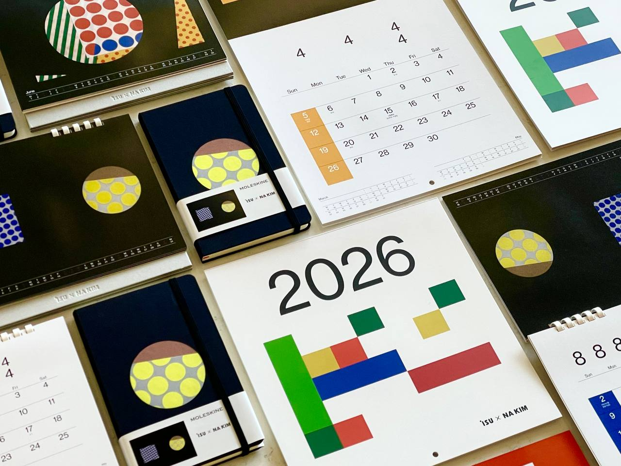 이수그룹, 그래픽 디자이너 김영나와 함께한 2026 다이어리·캘린더 출시…
