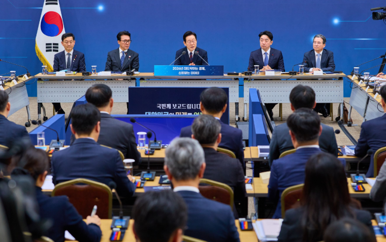 사진: 부처 업무보고를 받고 있는 이재명 대통령