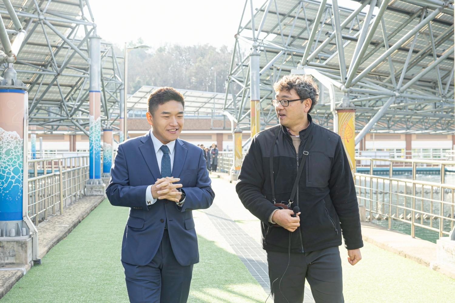 한채훈 의왕시의원이 시흥정수장을 둘러보고 있다 (의왕시의회 제공)