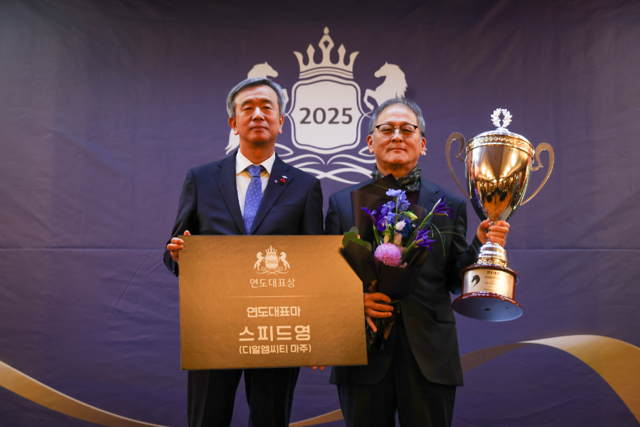 최우수 국산마 및 연도대표마로 선정된 스피드영_디알엠씨티 마주(박남성 대표 수상)