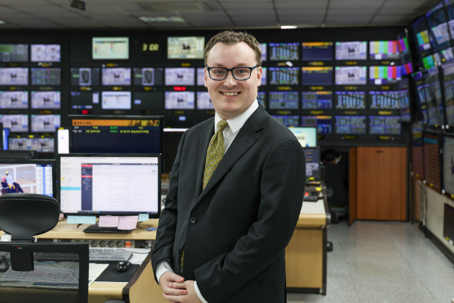 호주 출신 경마 아나운서 루크 험프리스