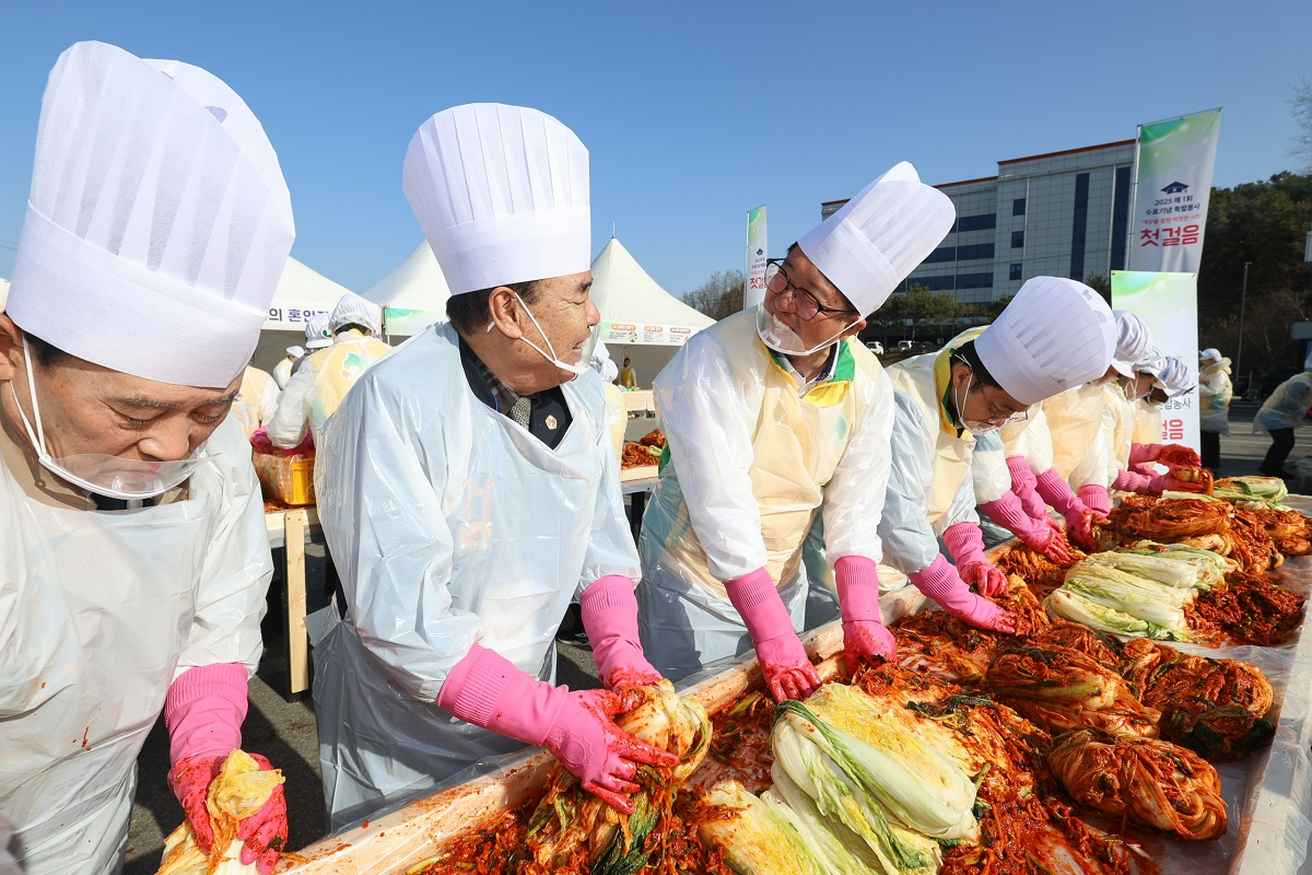 지난 11월 29일 신천지 빌립지파 춘천교회의 116기 수료생들과 국가유공자들이 함께 김장봉사를 하고 있다. (사진 제공: 신천지예수교회)