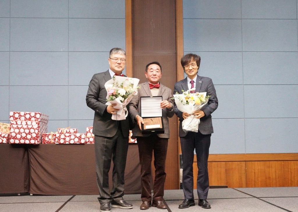 ▲ (왼쪽부터) ㈜아이스펙 박재현, 한순갑 공동대표, 월드비전 경남울산사업본부 박종구 본부장이 위촉식 이후 기념사진을 남기는 모습. (사진 제공=월드비전)