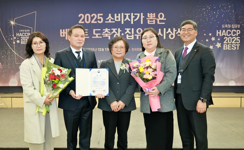 지난 19일, 한국프레스센터에서 농림축산식품부 주최, 한국소비자연맹 주관으로 열린 ‘2025 소비자가 뽑은 베스트 도축장·집유장’ 시상식에서 ㈜하림이 가금류 부문 우수상인 농림축산식품부 장관상을 수상했다.(좌측부터 하림 고란숙 반장, 이종봉 수석부장, 한국소비자연맹 강정화 회장, 하림 김정선 팀장, 이재선 생산본부장)