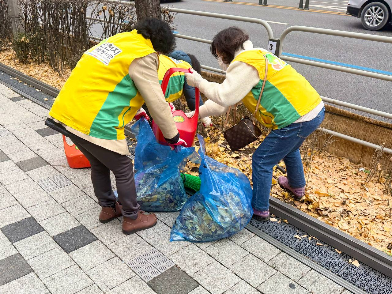 지난 20일 화곡역 인근에서 신천지자원봉사단 강서지부 봉사자들이 띠녹지에 쌓인 낙엽과 방치된 생활 쓰레기를 정리하고 있다. (사진 제공: 신천지자원봉사단 강서지부)
