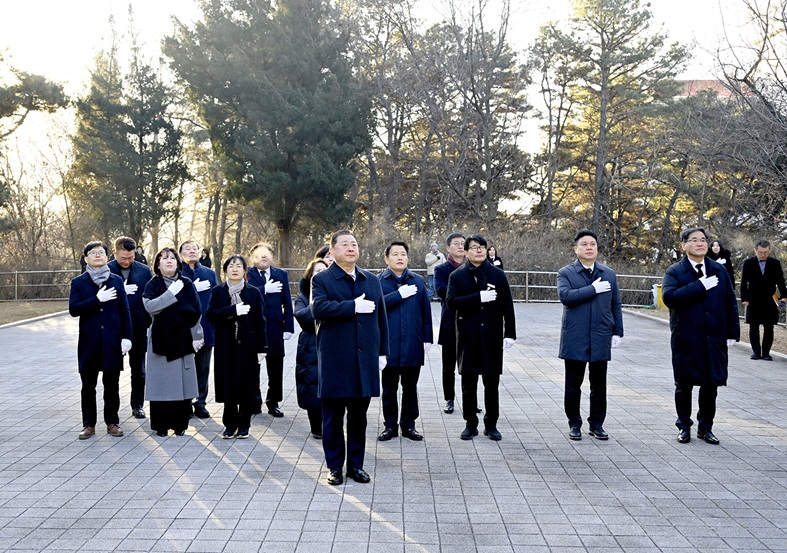 학령산 현충탑 새해 맞아 신년 참배