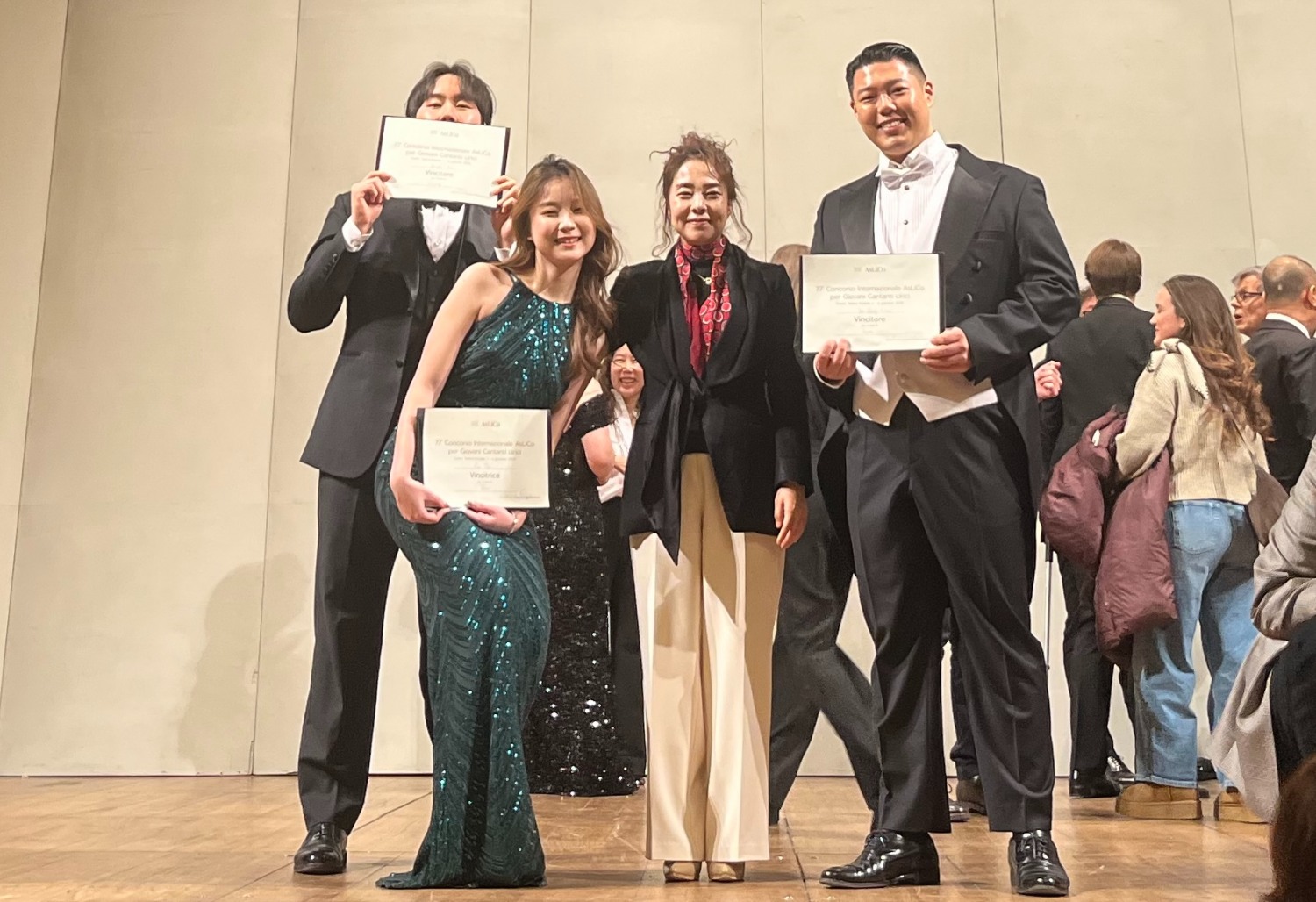 사진=수상자와 김봉미 지휘자 겸 아슬리코 아시아대표(왼쪽에서 세번째)