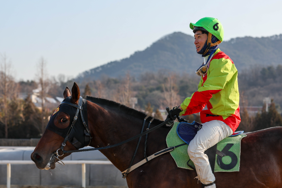 서프라이즈와 정정희 기수 우승 직후 모습