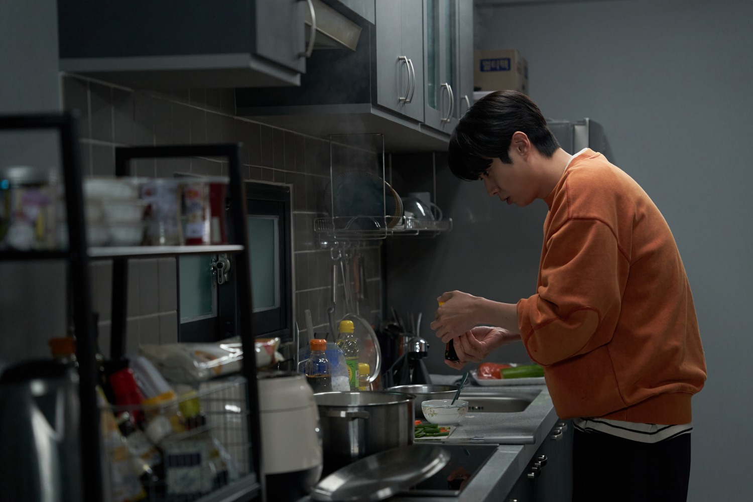 ‘넘버원’ 최우식, 누구에게도 말할 수 없는 비밀이 생겨버린 하민으로 변신…현실 공감 100% 캐릭터 스틸 공개