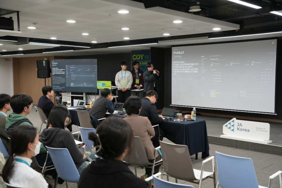 지난 10일 서울 마포구 프론트원에서 진행된 2025 JA Company of the Year 국내대회 결선에서 프레젠테이션이 진행되고 있다.