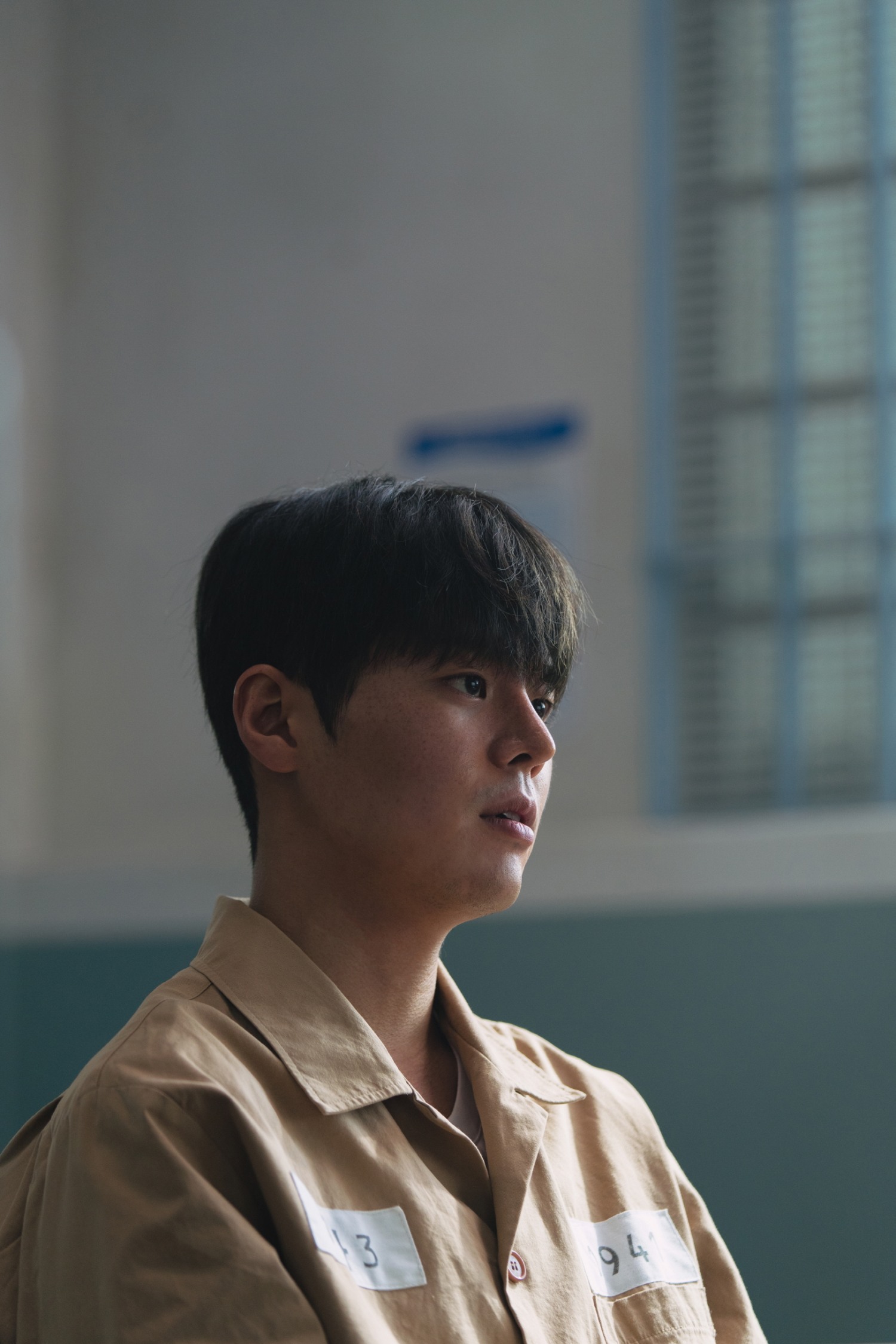 ‘블러디 플라워’ 려운, 연쇄 살인마로 변신…차분한 얼굴 뒤에 비밀을 숨기고 있는 이우겸 캐릭터 스틸 공개