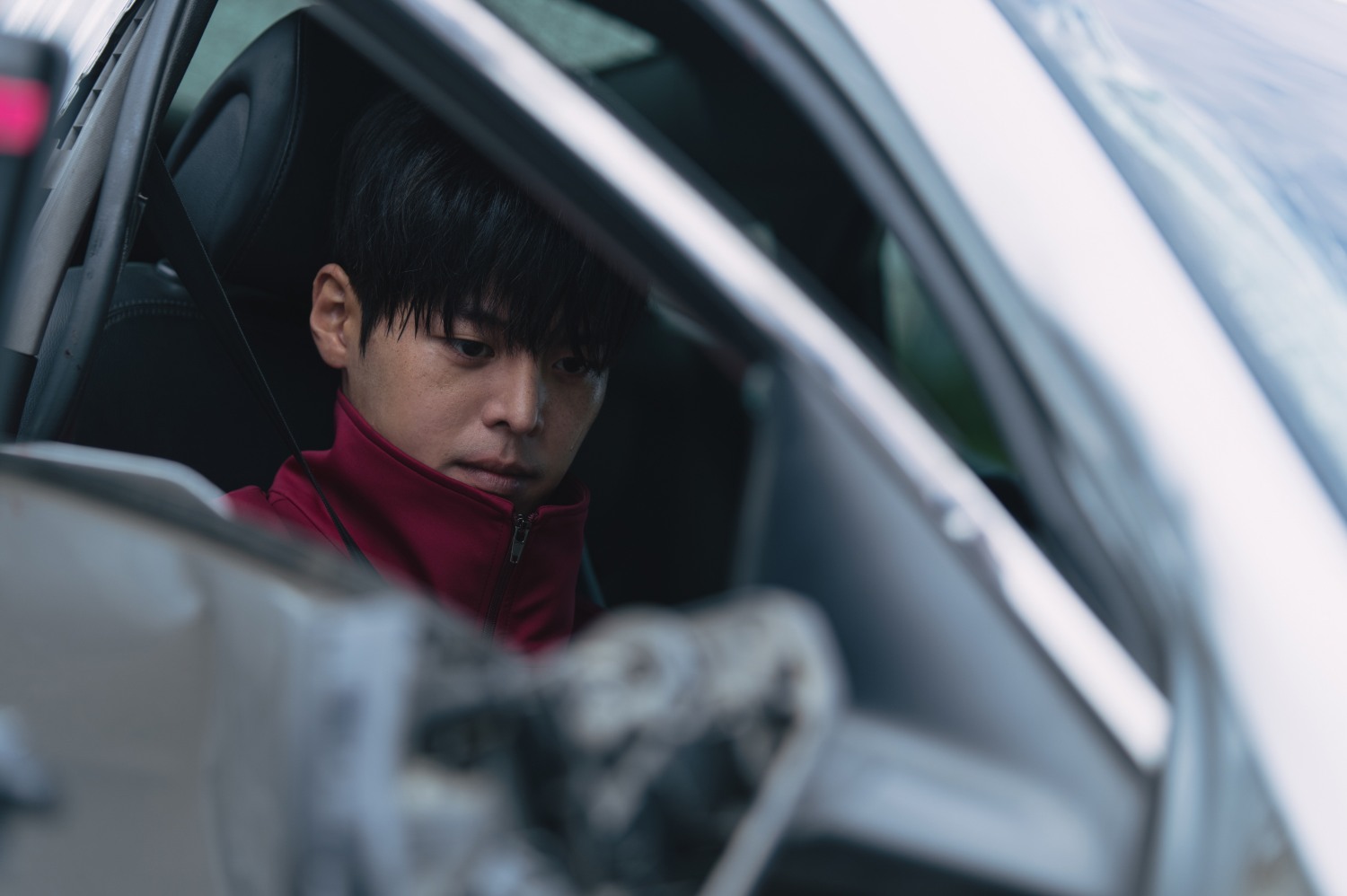 ‘블러디 플라워’ 려운, 연쇄 살인마로 변신…차분한 얼굴 뒤에 비밀을 숨기고 있는 이우겸 캐릭터 스틸 공개