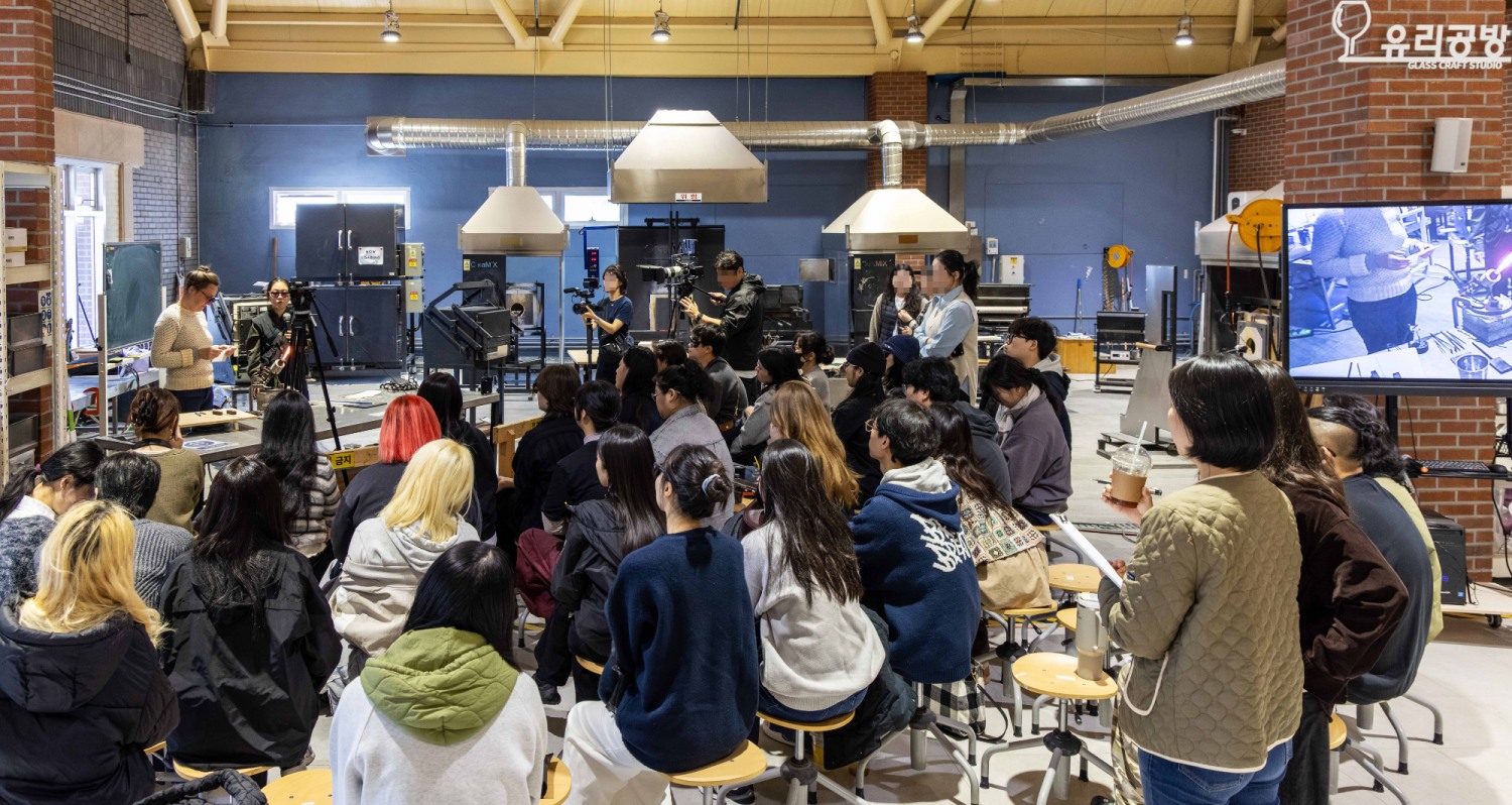 경기공예창작지원센터 유리공방 (한국도자재단 제공)