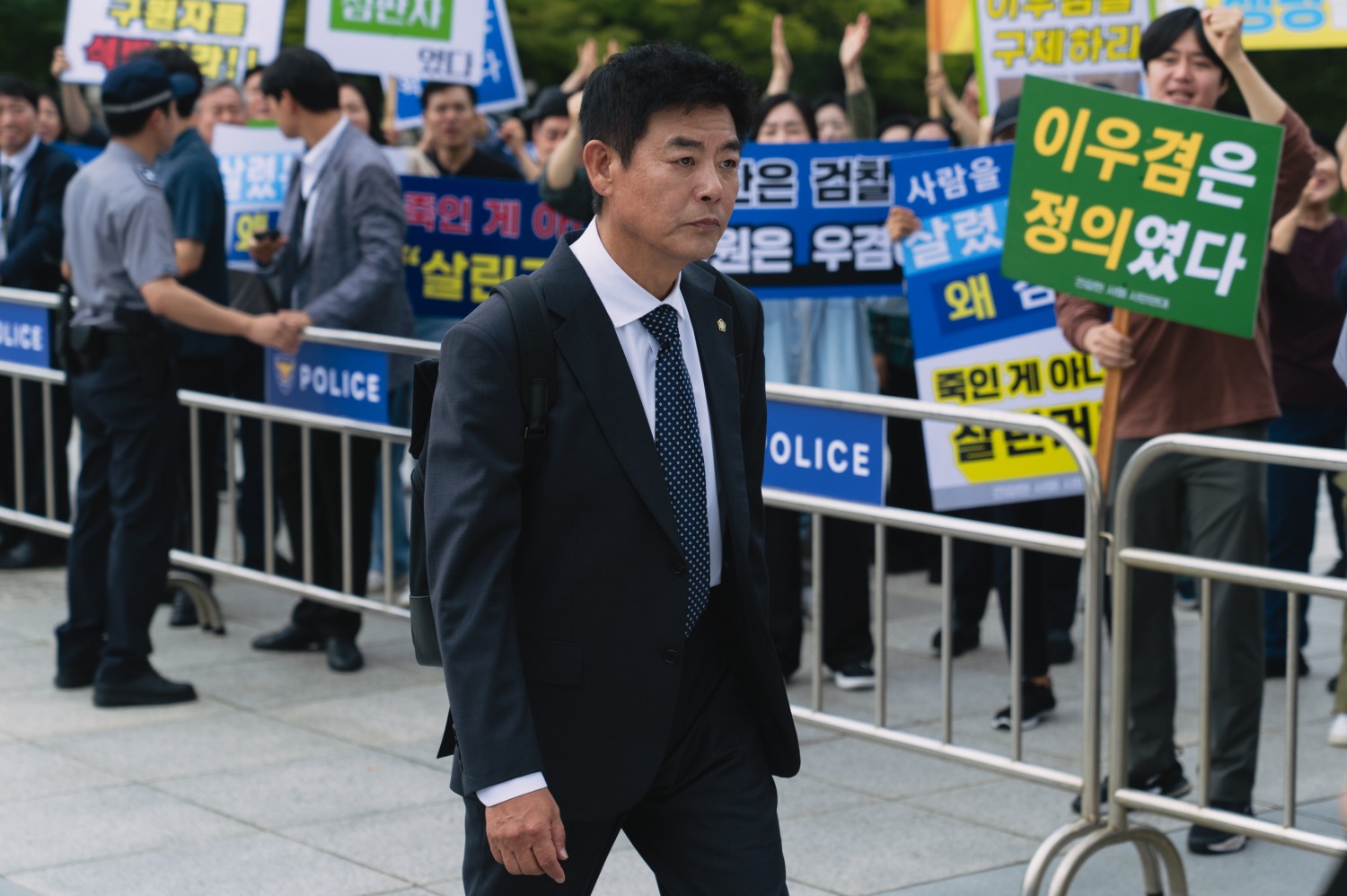 ‘블러디 플라워’ 성동일, 국민 변호사로 변신…박한준 캐릭터 스틸 공개