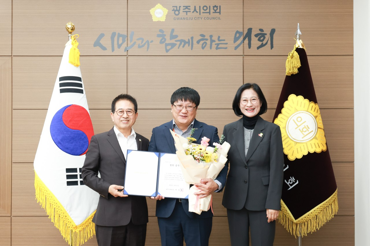 1월 칭찬공무원 감사담당관 감사팀 이명환 주무관(가운데)