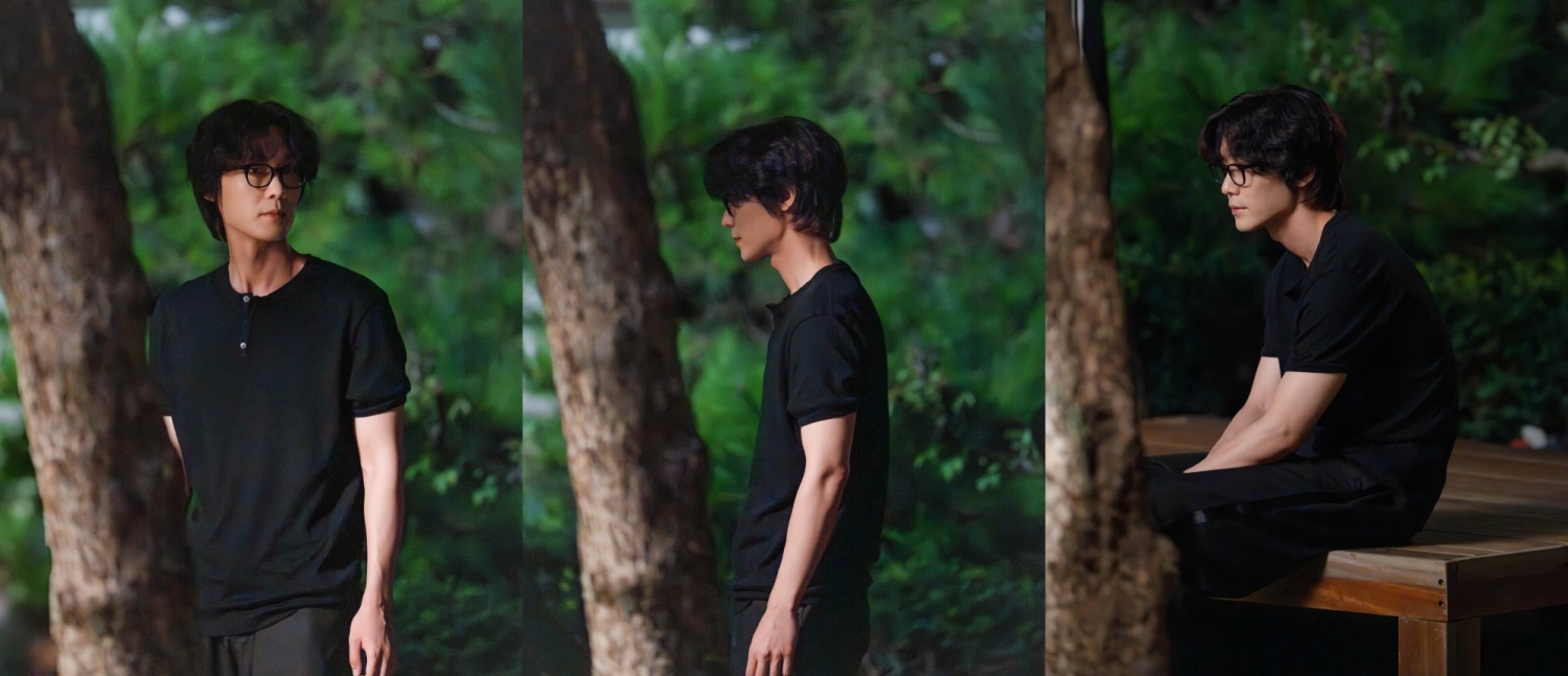 ‘러브 미’ 장률, 서늘한 눈빛 담긴 촬영 비하인드 공개…무겁게 가라앉는 분위기