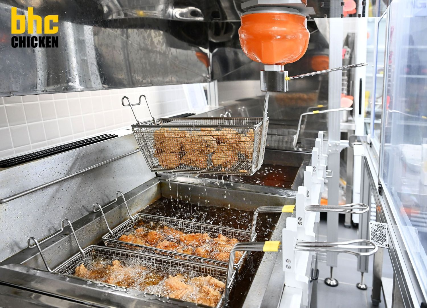 bhc, 튀김 로봇 ‘튀봇’ 전국 40개 매장으로 확대 도입