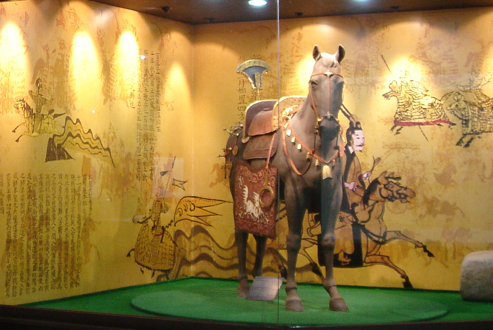 고대 말갖춤을 복원하여 화려한 꾸며진 말모형(말박물관)