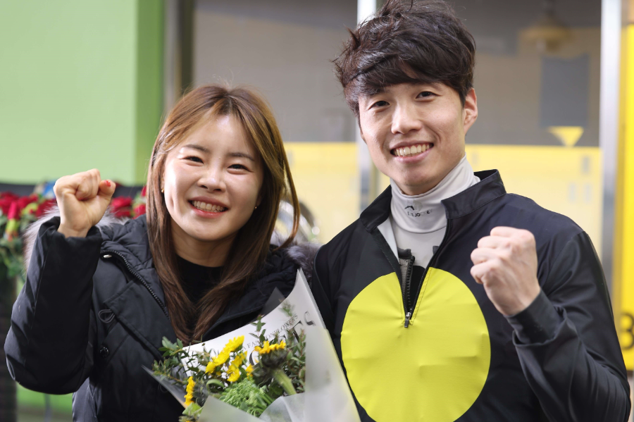 김혜선 조교사(왼쪽)가 첫 승 달성 후, 기승한 박재이 기수(오른쪽)와 함께 기념 촬영을 하고 있다.